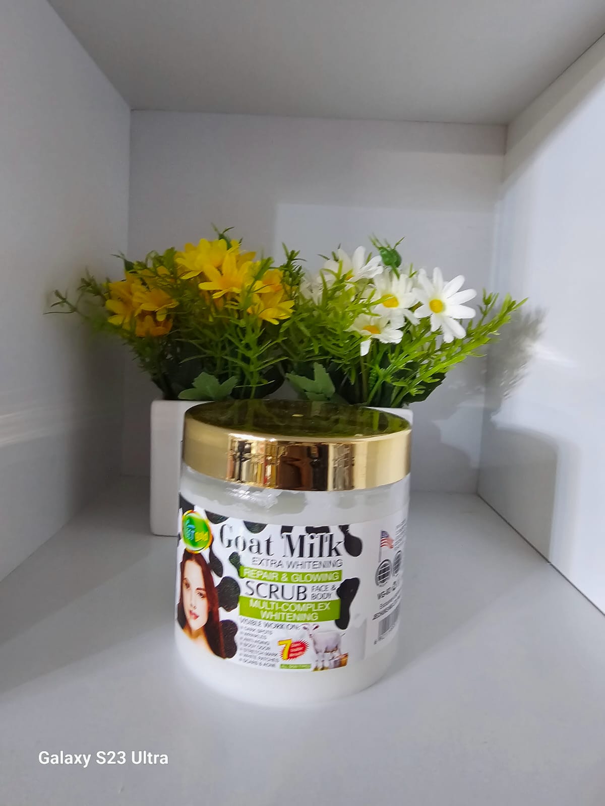 Veet gold goat milk extra whitening scrub